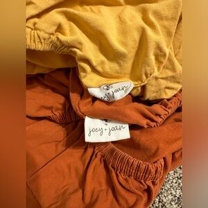 Joey & Joan Bassinet fitted sheets (2)